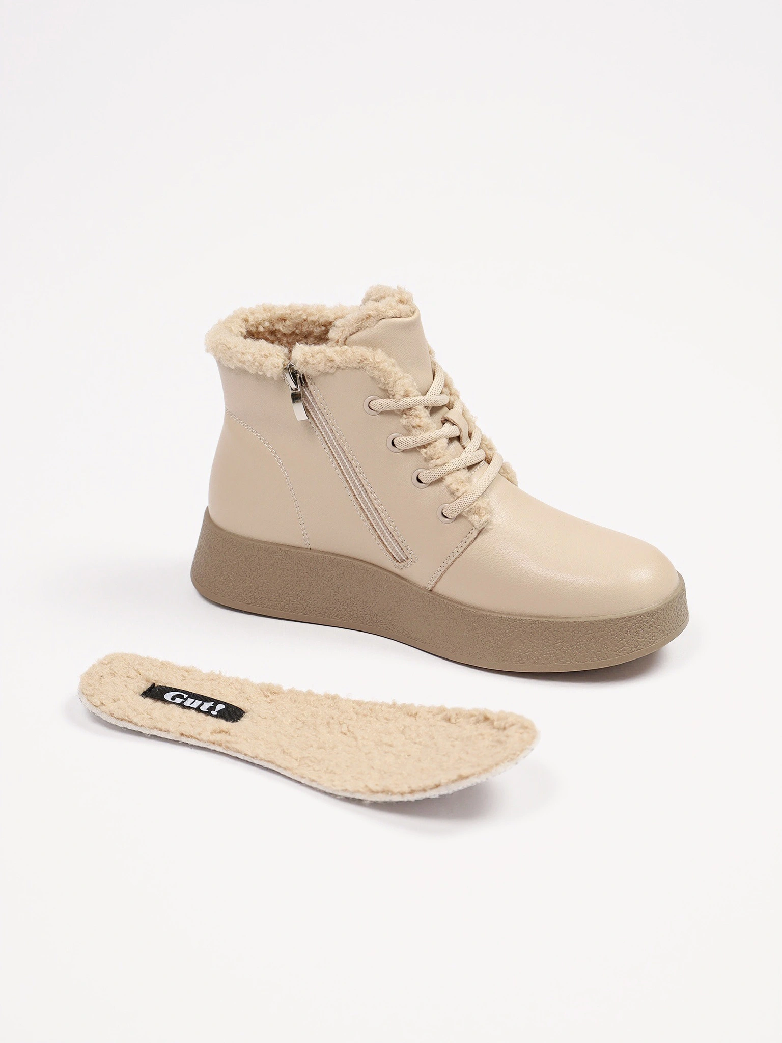 Ботинки бежевого цвета на средней платформе с меховой отделкой